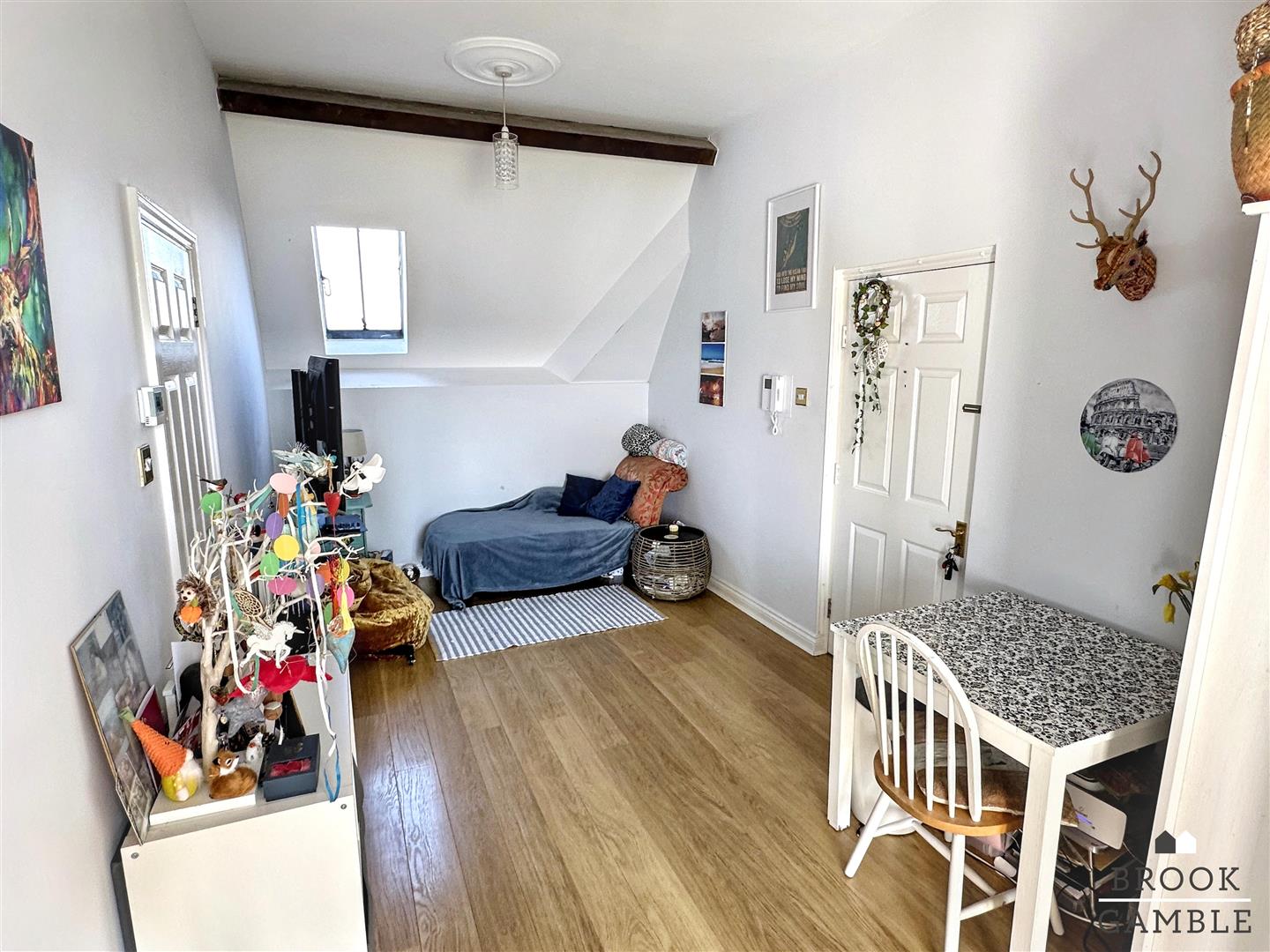 2 Bedroom Apartment - Purpose Built. Sussex Mansions in Eastbourne, East Sussex 5
